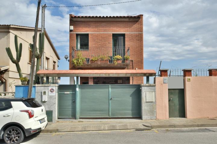 CASA EN VENTA EN Singuerlin, Santa Coloma de Gramanet photo 0