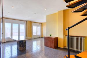 Ático dúplex en venta en Eixample de Figueras photo 0