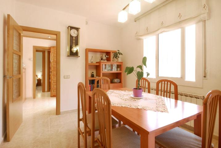 Casa esquinera con piscina, gran parcela de 1.600 m2 y vistas despejadas en Can Ros (Cabrera d’Anoia) photo 0