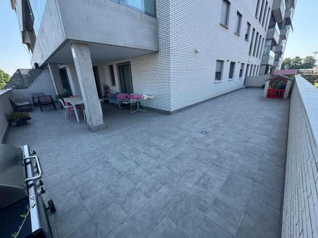 IMPRESIONANTE PISO SEMINUEVO CON 4 DORMITORIOS, 2 BAÑOS, GARAJE, TRASTERO, PISCINA Y TERRAZA DE 102 M2!! photo 0