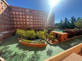CENTRICO, CON DOS DORMITORIOS DOBLES, DOS BAÑOS COMPLETOS, PLAZA DE GARAJE Y PISCINA!!! photo 0