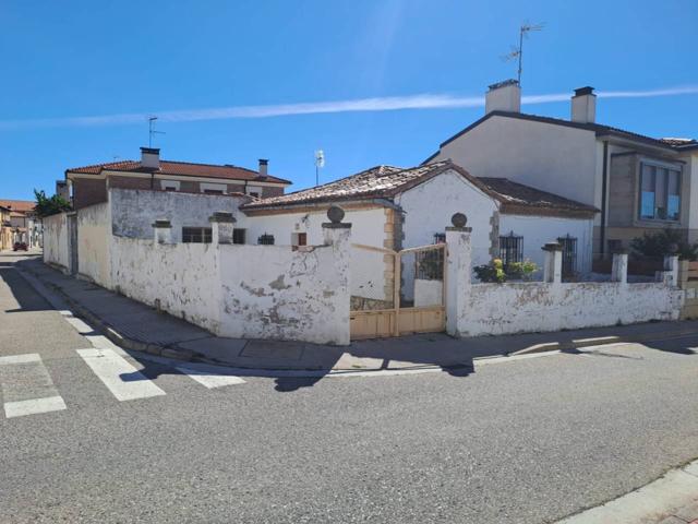 MAGNIFICA CASA CON AMPLIO TERRENO PARA DEJAR A SU GUSTO EN BURGOS photo 0