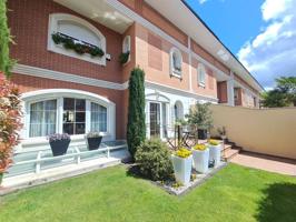 IMPRESIONANTE CHALET CON JARDIN Y TERRAZAS EN LA QUINTA photo 0