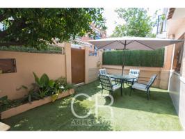 Casa unifamiliar muy cerca del centro, con patio, luminosa photo 0