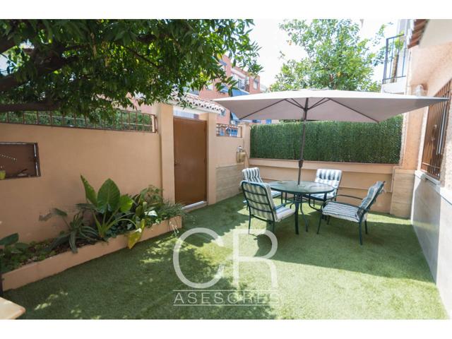 Casa unifamiliar muy cerca del centro, con patio, luminosa photo 0