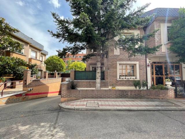Chalet adosado en venta en Las Villas-Covaresa-Parque Alameda-La Rubia(47008) photo 0