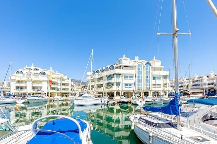 Apartamento en venta en Benalmádena Costa - Puerto Marina photo 0