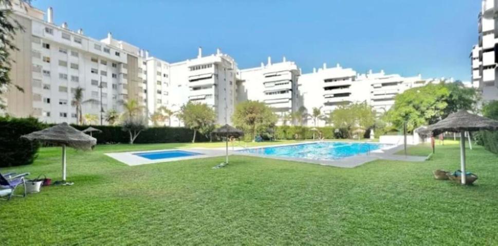 Apartamento Planta Media en venta en Fuengirola photo 0