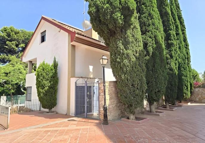 IMPERDIBLE CASA ADOSADA EN AV. LOS ABEDULES photo 0