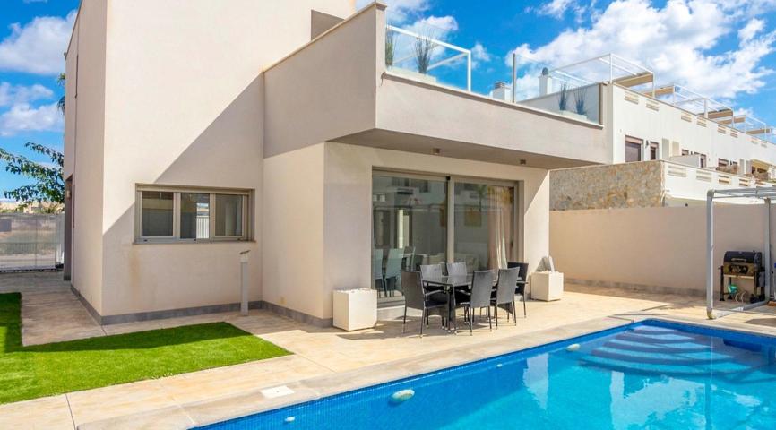 PRECIOSA VILLA DE 3 DORMITORIOS CON PISCINA PRIVADA - ZONA PILAR DE LA HORADADA - photo 0