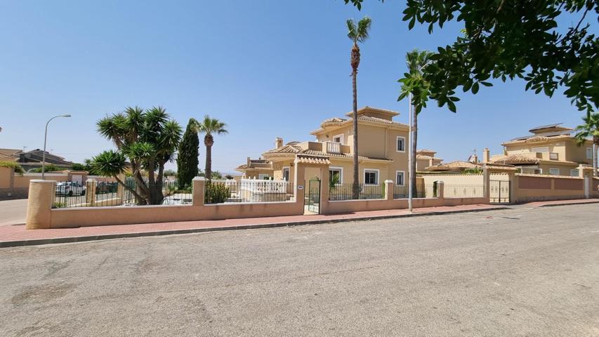 VILLA INDEPENDIENTE CON 4 DORMITORIOS Y PISCINA PRIVADA - ZONA LA SIESTA, TORREVIEJA - photo 0