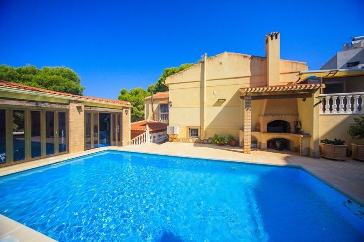 PRECIOSO CHALET INDEPENDIENTE EN GRAN PARCELA CON PISCINA PRIVADA - ZONA LOS BALCONES, TORREVIEJA - photo 0