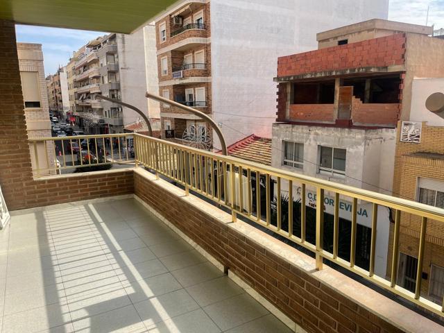 GRAN APARTAMENTO DE 4 DORMITORIOS A MENOS DE 500 METROS DEL MAR - ZONA TORREVIEJA CENTRO - photo 0