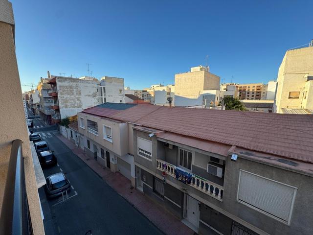 BONITO APARTAMENTO EN EL CENTRO DE TORREVIEJA, A 650 METROS DE LA PLAYA photo 0