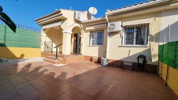 CHALET PAREADO DE 3 DORMITORIOS CON SOLÁRIUM Y PISCINA COMUNITARIA - ZONA GUARDAMAR, LA MATA - photo 0
