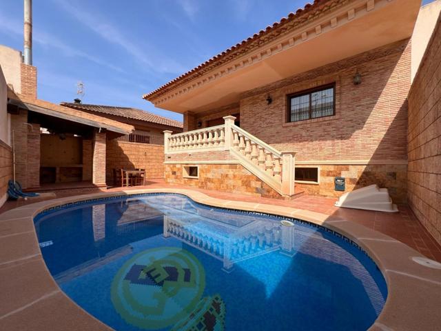 AMPLIO ADOSADO DE 3 DORMITORIOS CON PISCINA PRIVADA -ZONA REDOVAN - photo 0