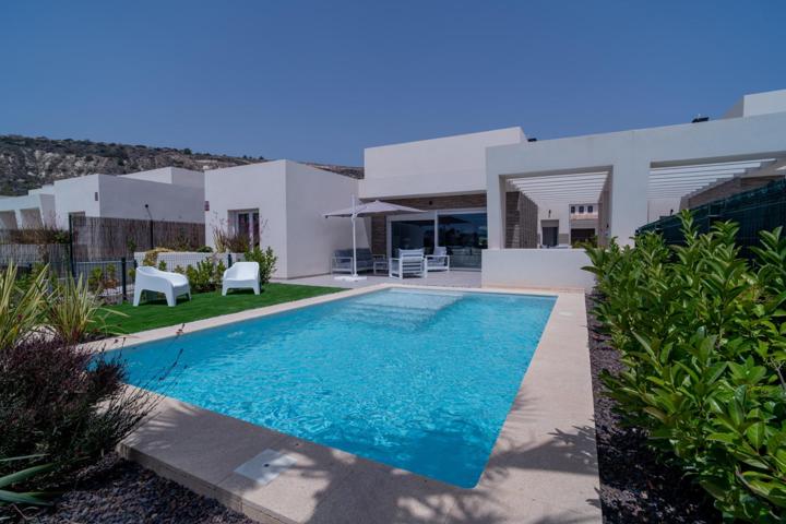 EXCLUSIVA VILLA DE DISEÑO MODERNO DE 3 DORMITORIOS CON PISCINA PRIVADA - ZONA LA FINCA GOLF RESORT - photo 0