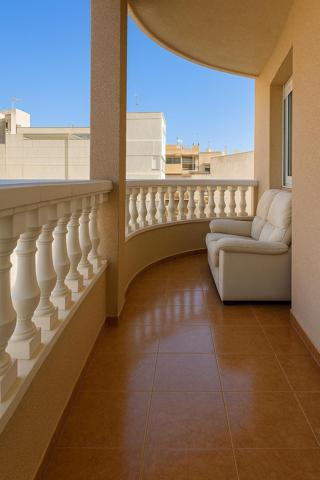 APARTAMENTO DE 2 DORMITORIOS CON GRAN TERRAZA A 600 METROS DEL MAR - ZONA CENTRO TORREVIEJA - photo 0