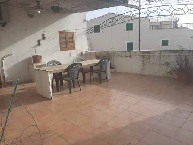 Casa de pueblo con terraza y garaje. photo 0