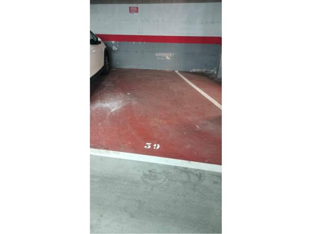 Plaza de aparcamiento doble en frente de Mercadona photo 0