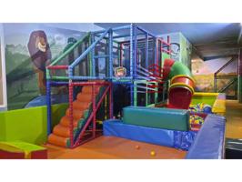 ALQUILER DE LOCAL COMERCIAL CON PARQUE INFANTIL Y CAFETERÍA EN RAMÓN CABANILLAS – CENTRO DE OURENSE photo 0