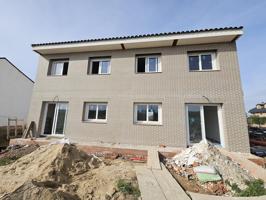 Pareado en venta en Torrejón del Rey de 132 m2 photo 0