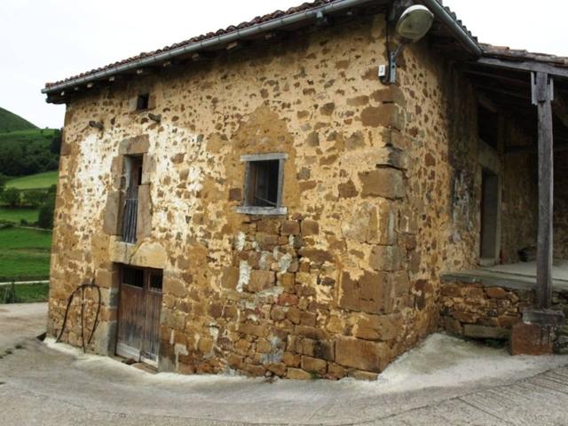 Casa Indep. Tejado arreglado de 300 m2 y parcela de 216 m2 en Rehoyos de Soba (Cantabria) photo 0