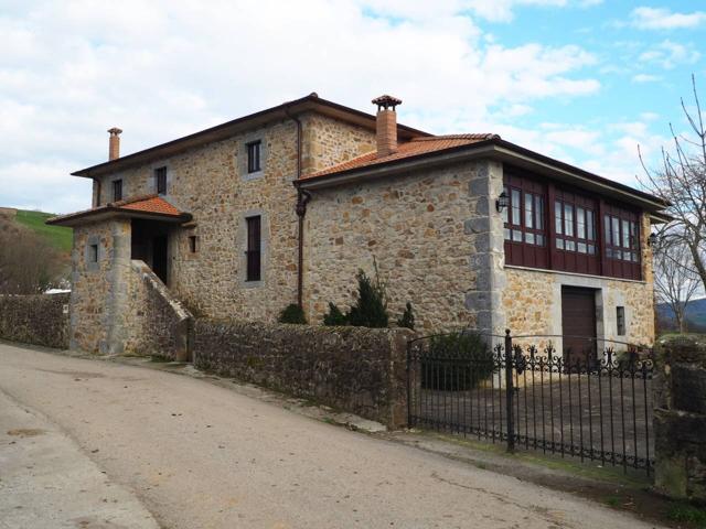 Casona de 490 m2 constr. en 3 plantas con extras y terreno de 8110 m2 en S. Martín de Soba (Cantabria) photo 0