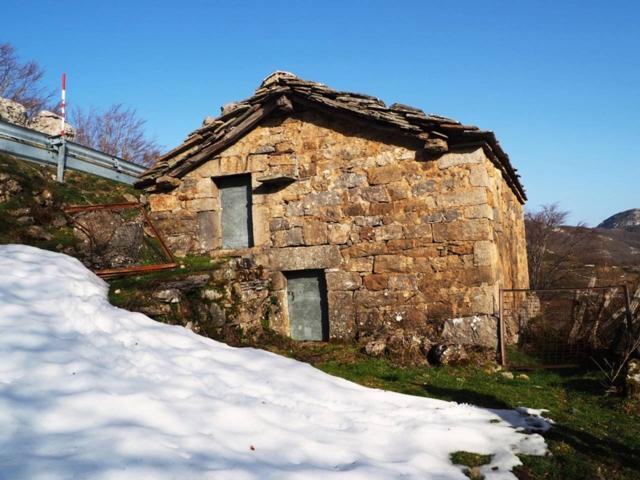 Cabaña Indep. de piedra y sillería de 126 m2 constr. en 2 plantas en terreno de 17.900 m2 en el Pto. de Lunada Km.7-8 (A photo 0