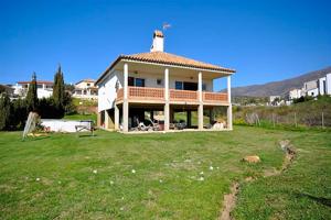 Villa a reformar en primer linea de golf photo 0