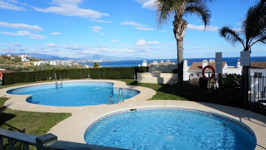 MARAVILLOSO APARTAMENTO CON GRAN TERRAZA Y VISTAS AL MAR. Casares Playa. photo 0