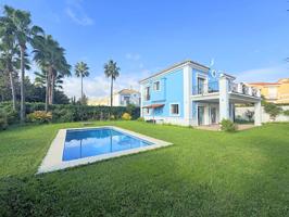 Maravillosa Villa con Jardín Privado y Piscina en un Entorno de Ensueño, La Duquesa. photo 0