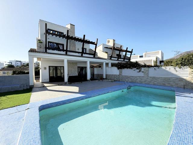 CASA PAREADA CON PISCINA PRIVADA EN PRIMERA LINEA DE GOLF photo 0