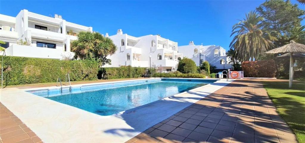 FANTÁSTICO BAJO CON JARDÍN PRIVADO EN SOTOGRANDE photo 0