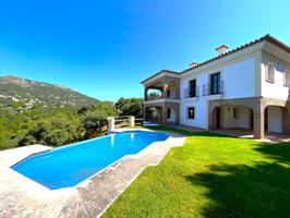 PRECIOSA VILLA CON ENCANTO, RECIÉN CONSTRUIDA, CON PISCINA INFINITA Y PRECIOSAS VISTAS PANORÁMICAS SOBRE EL MONTE. photo 0