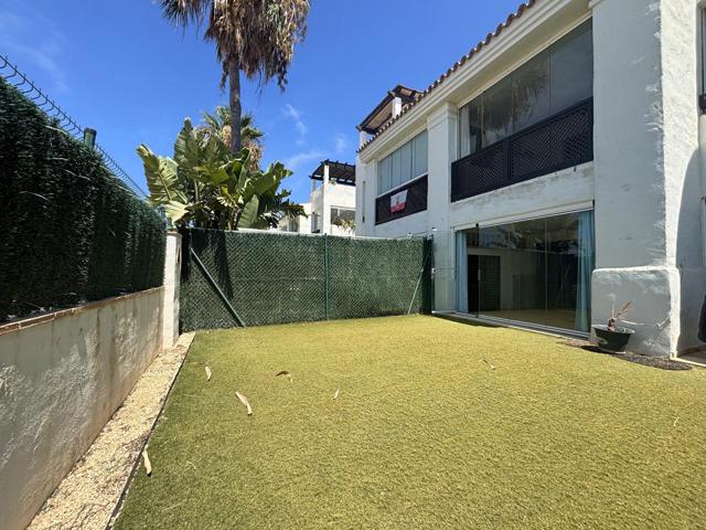 ACOGEDORA VIVIENDA CON JARDÍN PRIVADO EN URBANIZACIÓN EN PRIMERA LÍNEA DE GOLF EN LA ALCAIDESA photo 0