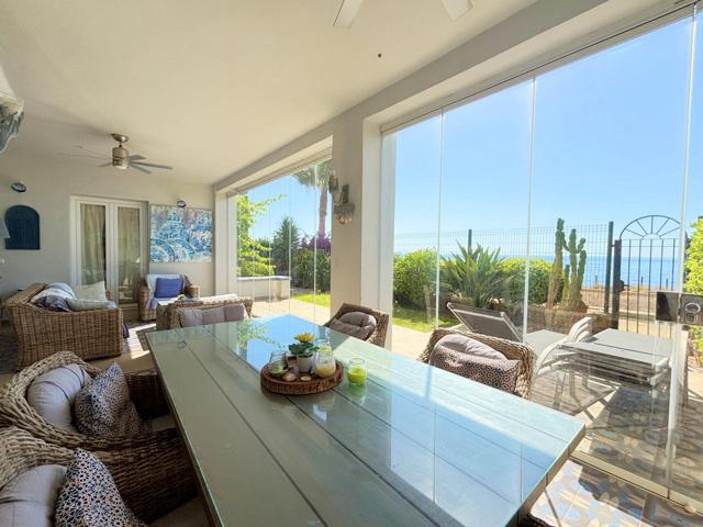 EXCLUSIVO BAJO EN PRIMERA LÍNEA DE PLAYA CON TERRAZA PRIVADA EN CASARES COSTA CON LICENCIA VACACIONAL. photo 0