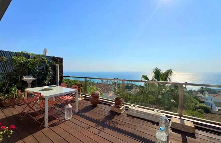 ÁTICO CON ESPECTACULARES VISTAS PANORÁMICAS AL MAR EN URBANIZACIÓN PRIVADA ENTRE SOTOGRANDE Y PUERTO DE LA DUQUESA. photo 0