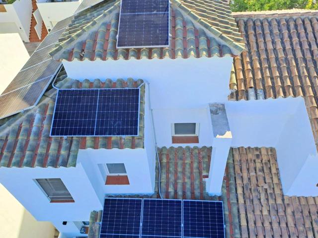 MODERNA CASA DE ESQUINA EN EL CENTRO DE ESTEPONA CON CINE Y EFICIENCIA ENERGÉTICA A photo 0