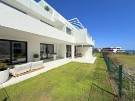 Exclusivo apartamento de lujo con diseño contemporáneo y jardín privado en Casares Costa photo 0