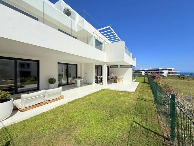 Exclusivo apartamento de lujo con diseño contemporáneo y jardín privado en Casares Costa photo 0