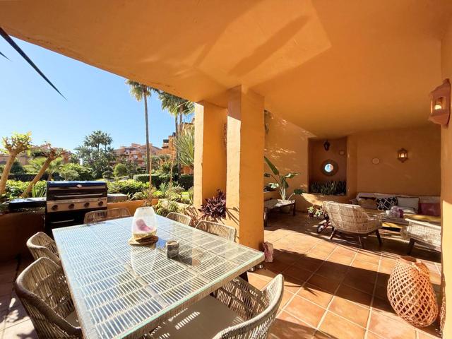 Elegante apartamento en primera línea de playa en urbanización de lujo, La Duquesa photo 0