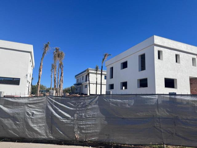 Pareado en venta en Alhaurín de la Torre de 241 m2 photo 0