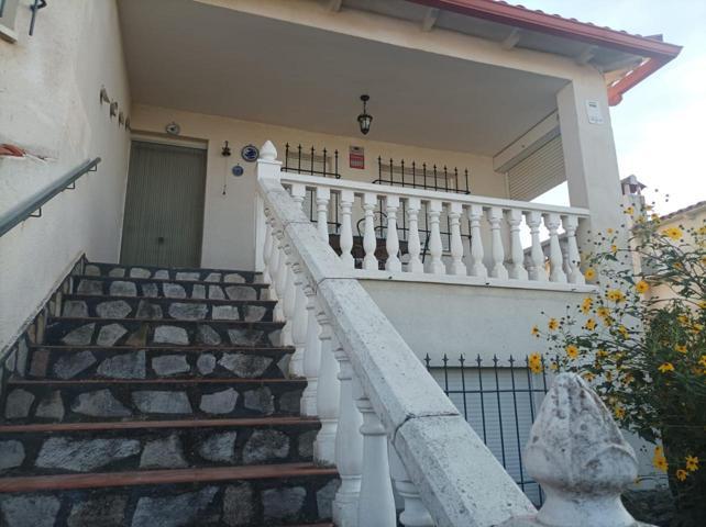 Se vende precioso chalet en parcela de 500 m², ubicado en la tranquila y bien comunicada Urbanización Los Llanos de Santa Olalla. photo 0