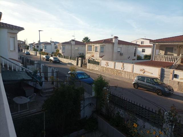 Se vende precioso chalet en parcela de 500 m², ubicado en la tranquila y bien comunicada Urbanización Los Llanos de Santa Olalla. photo 0