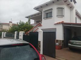 Chalet independiente en Urbanización Los Llanos — Ideal para dos familias photo 0