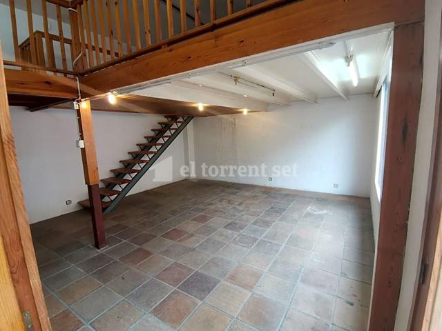 LOCAL COMERCIAL de 78 m2 en calle Altafulla, esquinero y luz natural. photo 0