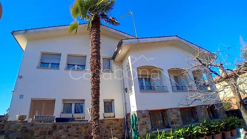 GURB. ELEGANTE CASA DE 258 M2, 4 HAB. 2 BAÑOS, GARAJE, JARDÍN, TERRAZA. photo 0