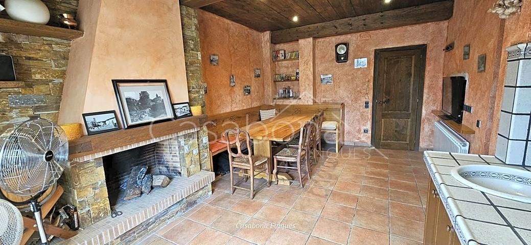 TARADELL. CASA DE 196 m2 ÚTILES, 4 HABITACIONES, 4 BAÑOS, TERRAZA, JARDIN, CHIMENEA, BUEN ESTADO photo 0