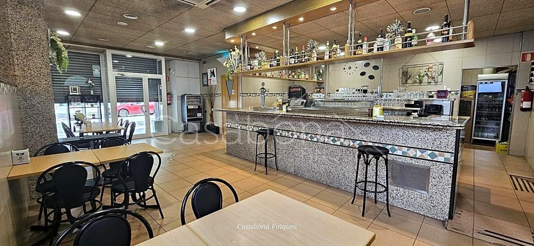 VIC. CASA INDEPENDIENTE + BAR RESTAURANTE!!! ZONA MUY TRANSITADA,. SALÓN , 4 HABITACIONES, TERRAZA, BARBACOA, GARAJE,. photo 0